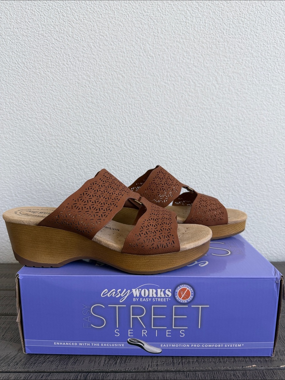 easy street Women's Rin Slip-Resistant Sandals NIB
